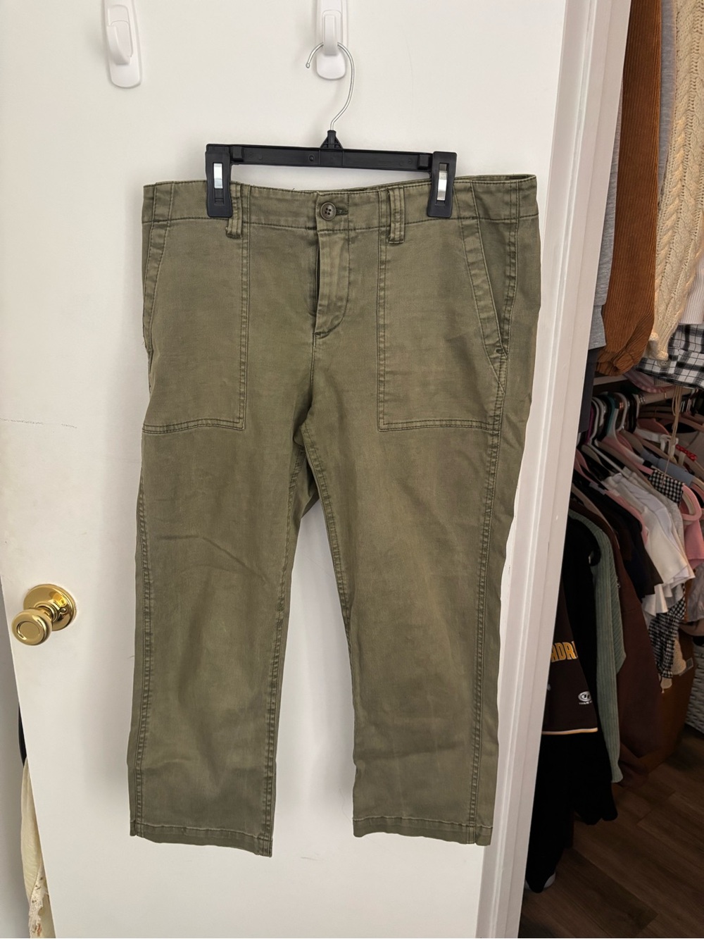 BCBG women’s olive green Capri pants